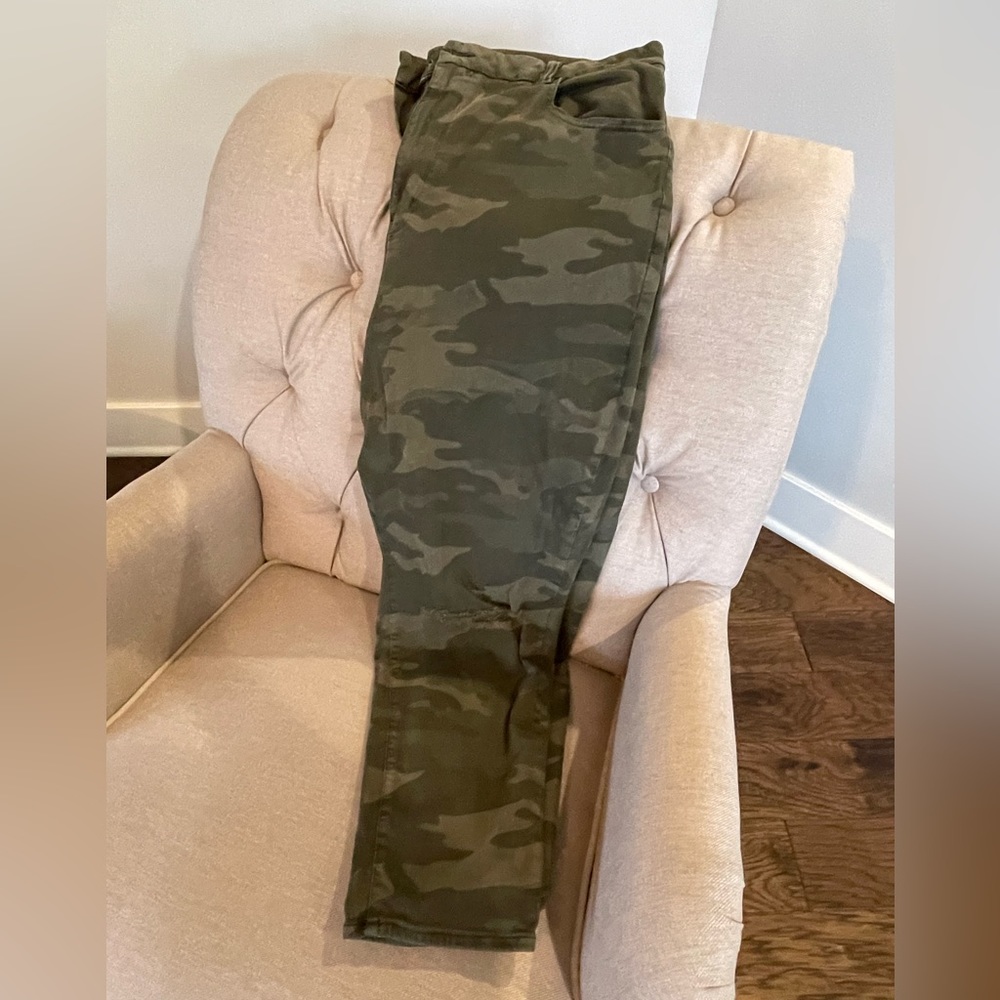 American Eagle women’s camo stretch denim pants.